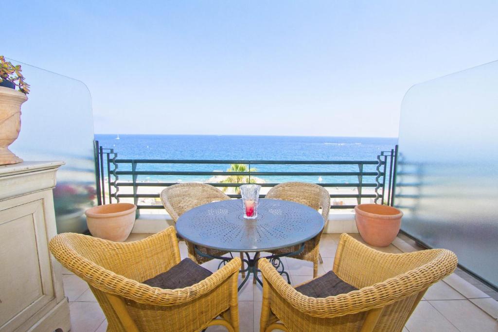 尼斯BEACHSIDE SUITE PANORAMIC - PROMENADE HOLIDAY的一张桌子和椅子,享有海景
