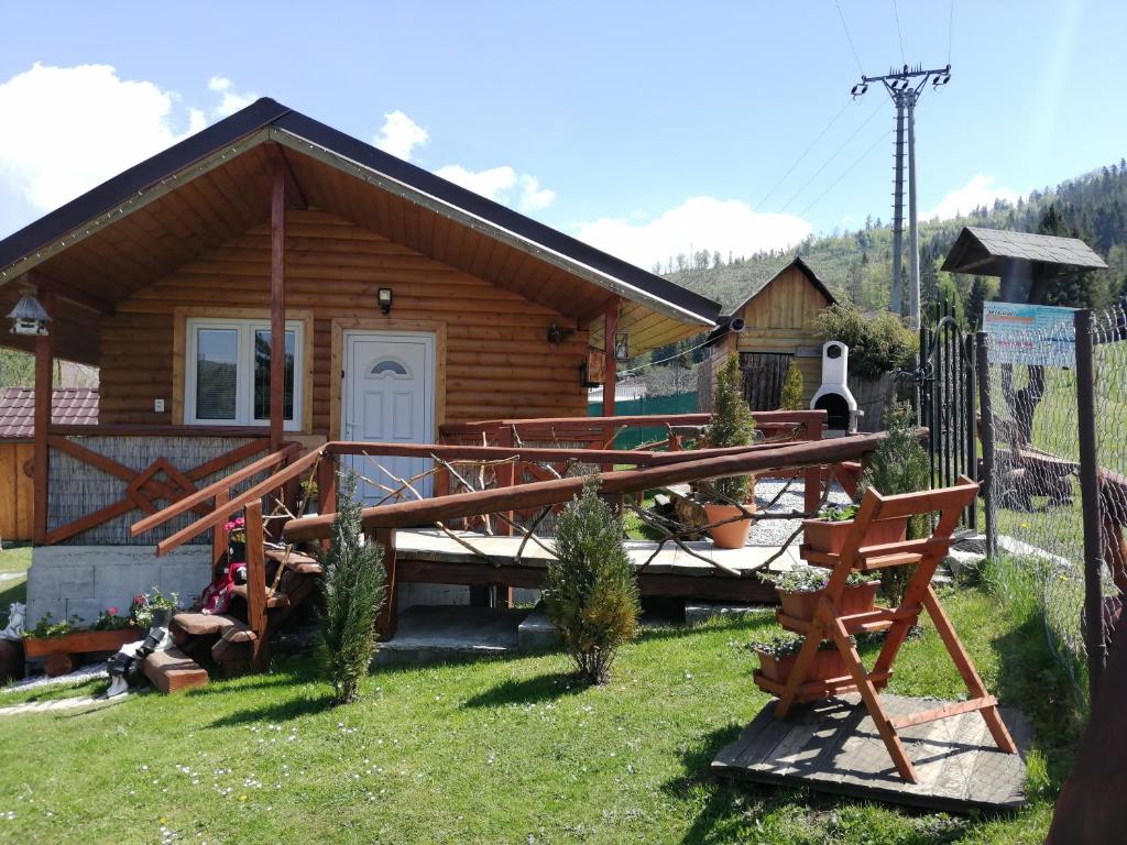 Mlynky Ubytovanie Lesky的小木屋设有甲板和房屋