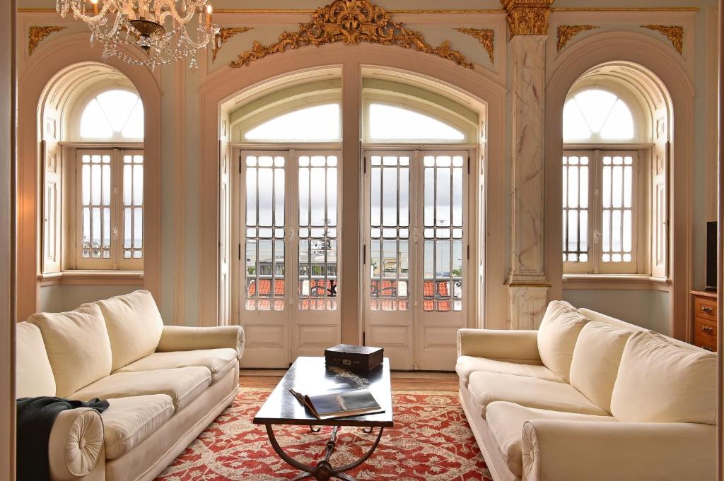 里斯本Palacete Chafariz Del Rei - by Unlock Hotels的客厅配有2张白色沙发和1张桌子