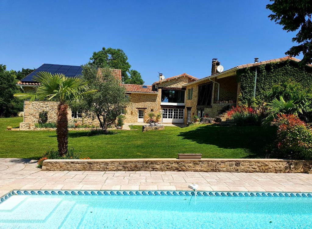 Saint-BardouxL'Ermitage de Saint-Bardoux的房屋前有游泳池的房子