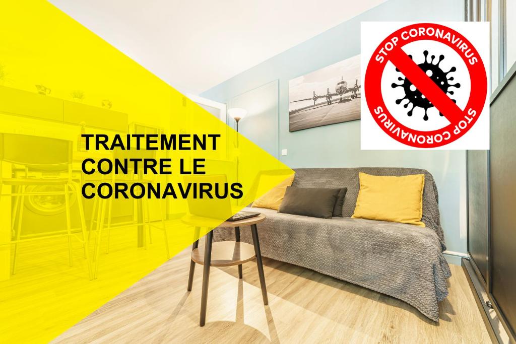 尚贝里Cosy Studio 108 - Chambéry centre - Stationnement - Gare的一间配有沙发的房间和一个阅读爱可罗霉素治疗中心的标志