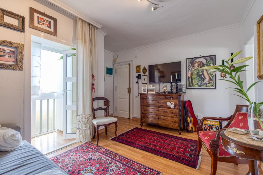 大加那利岛拉斯帕尔马斯Orchidea Home的客厅配有床和桌椅