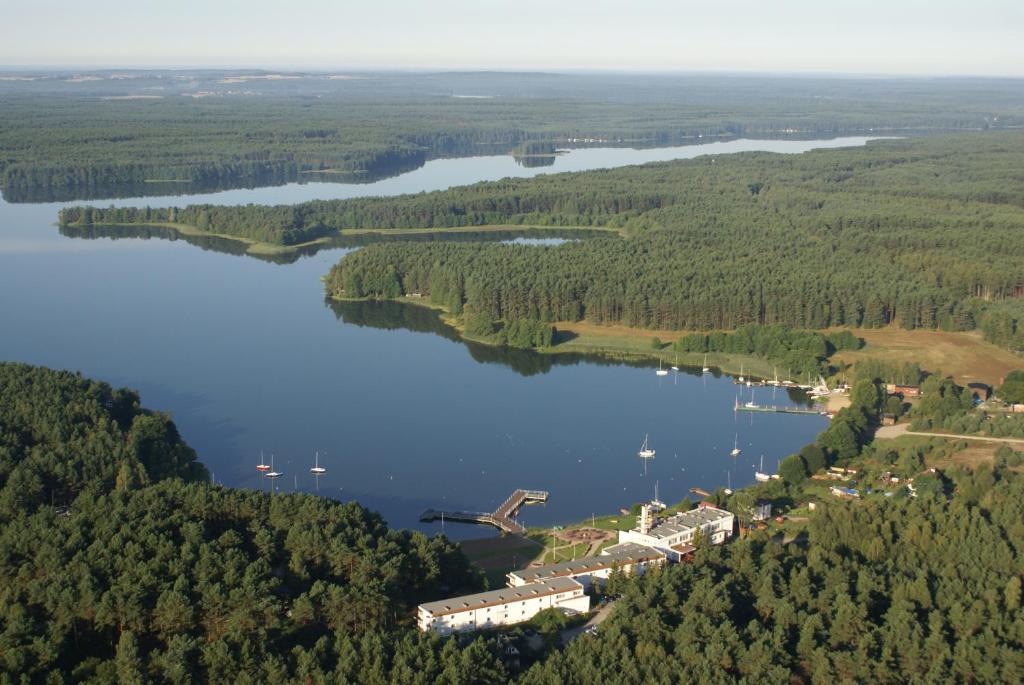 OlpuchHotel Gołuń的享有湖上度假村的空中景致