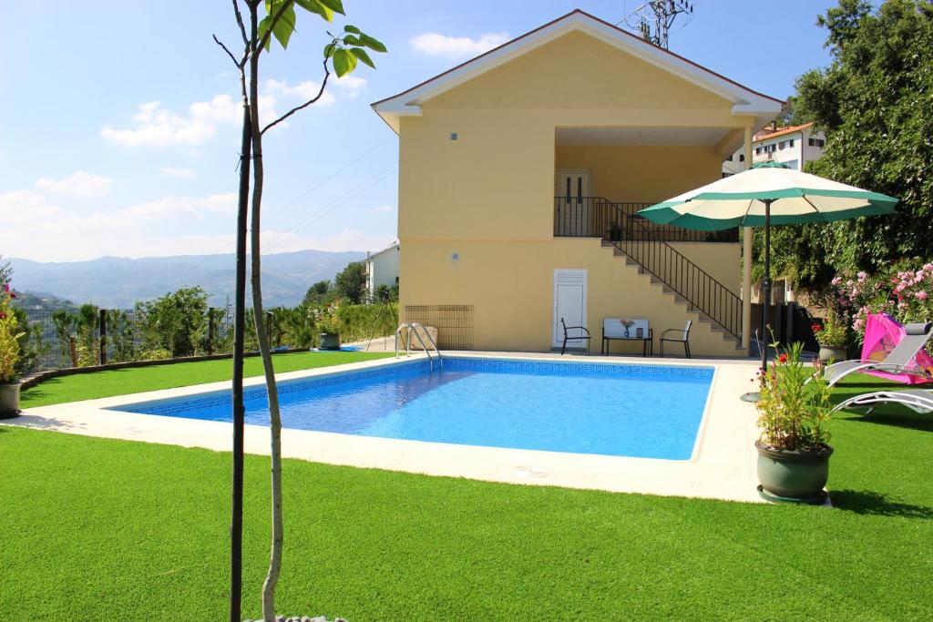 Frende3 bedrooms villa with private pool furnished garden and wifi at Sao Martinho de Mouros 1 km away from the beach的一座房子的院子内的游泳池