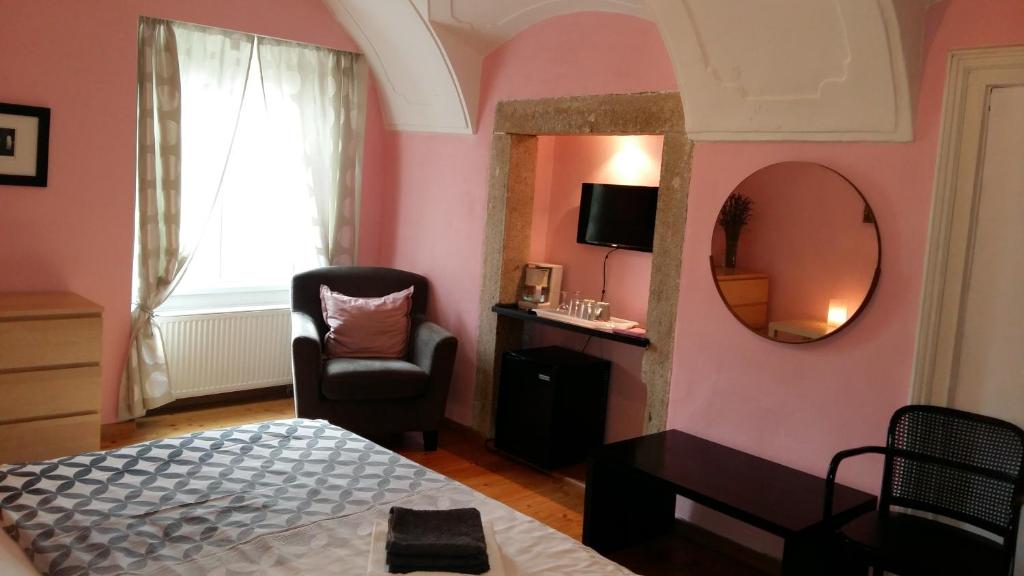 特热什季Penzion David的一间卧室配有一张床、镜子和椅子