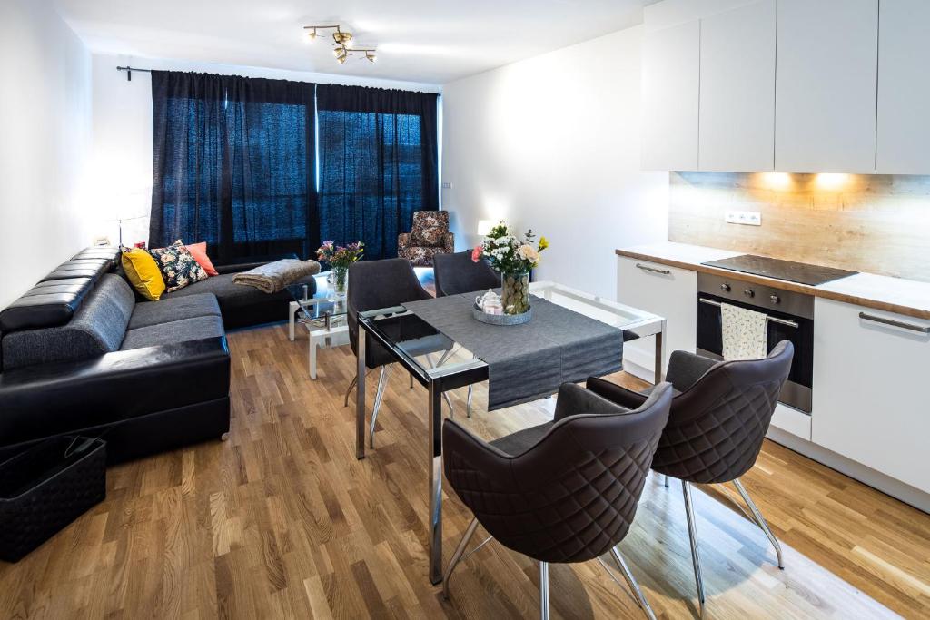 奥洛穆茨Silvie Apartments - Zlaté Terasy的客厅配有沙发和桌子