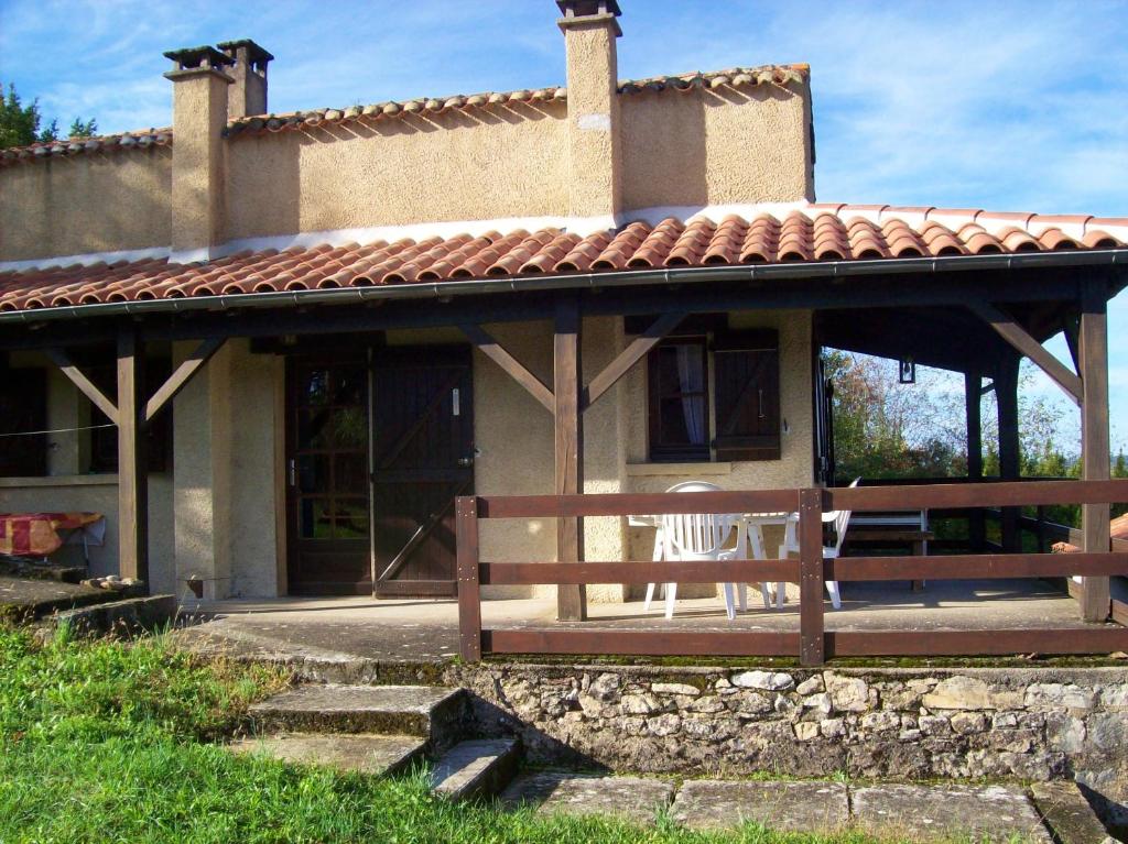 Puy-lʼÉvêqueMaison d'une chambre avec vue sur la ville jardin amenage et wifi a Puy l'Eveque的前面带长凳的门廊的房子