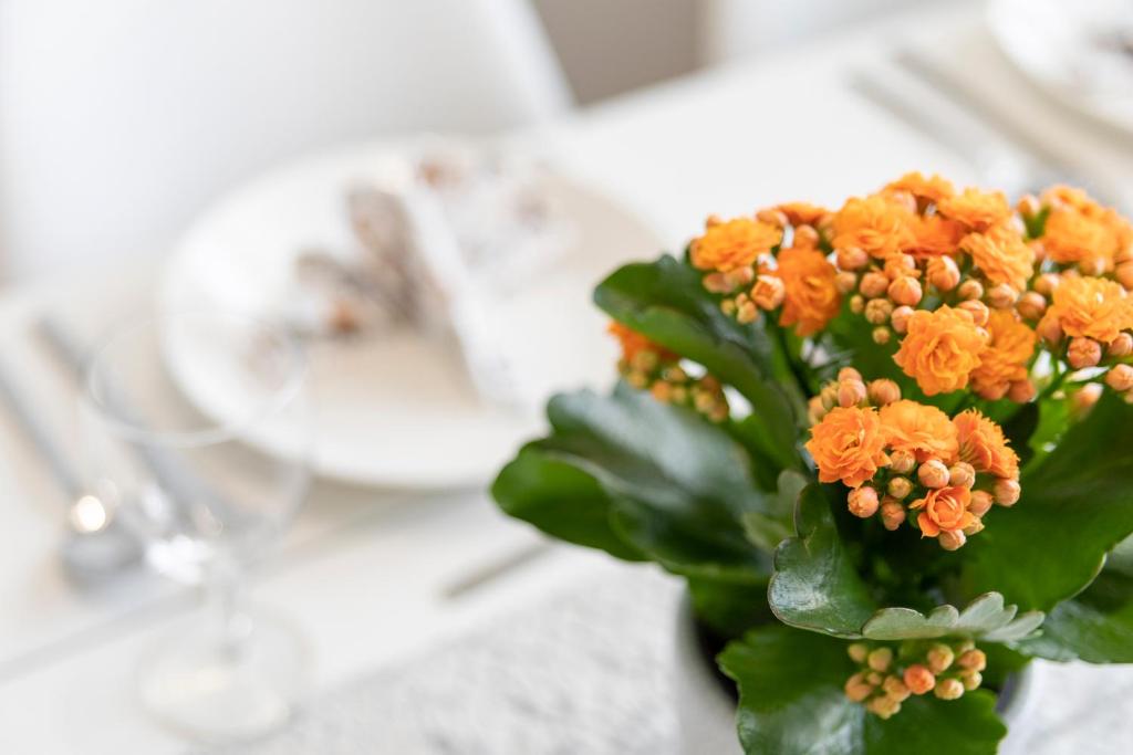 罗瓦涅米Tuomas´ luxurious suites, Kelo的花瓶里满是橙花的桌子