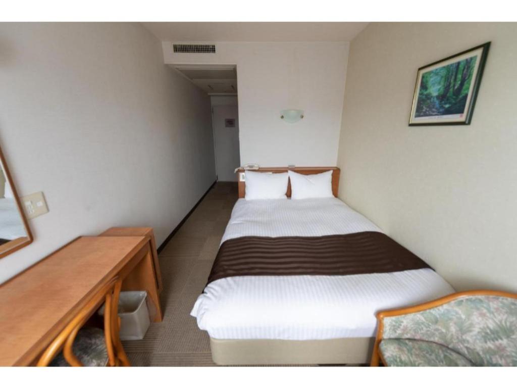 鸟取市Tottori City Hotel / Vacation STAY 81348的小房间设有两张床铺和书桌