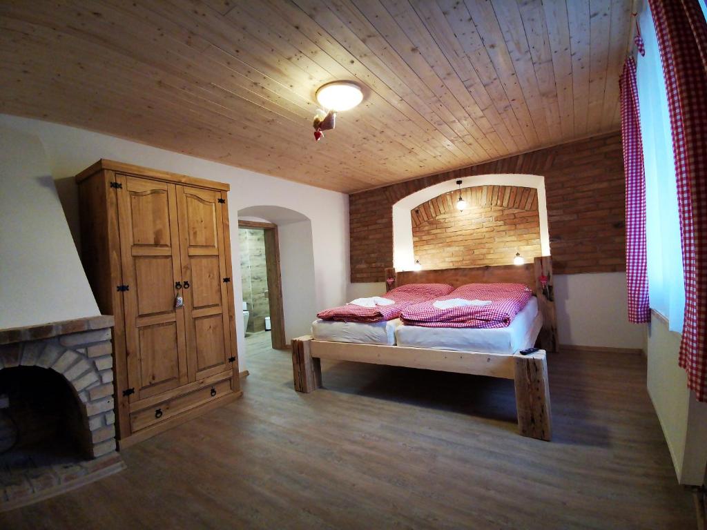 奥斯特罗夫Penzion U Lípy的一间卧室配有一张床和一个壁炉