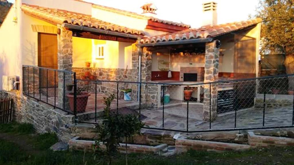 巴伦西亚德亚尔坎塔拉Studio with enclosed garden and wifi at Valencia de Alcantara的前面有围栏的房子