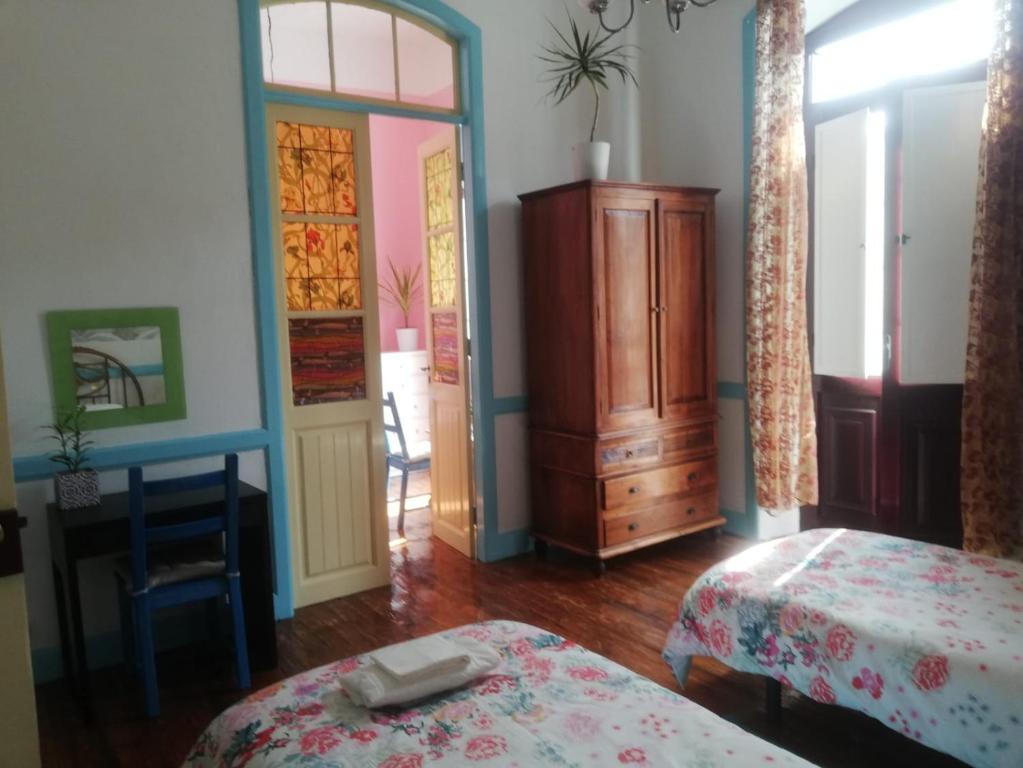 埃尔米瓜Apartamento Patricia的一间卧室配有一张床、梳妆台和书桌