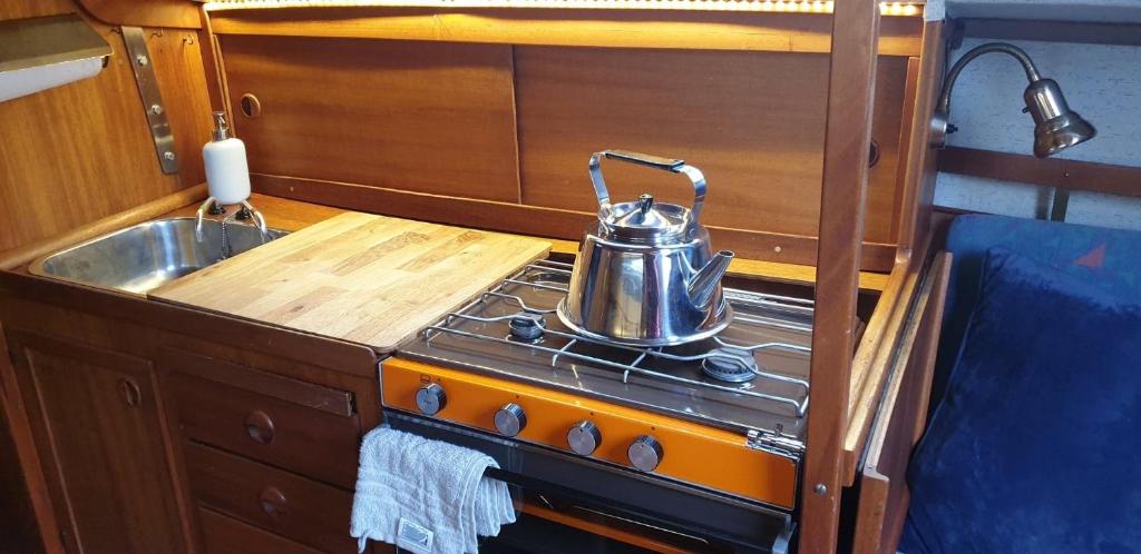 卡尔斯港Sailboat Chanel的厨房配有带茶壶的炉灶
