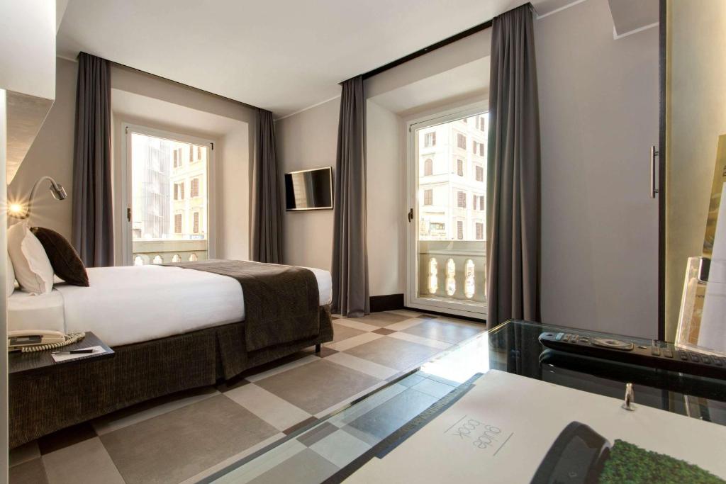 罗马环球贝斯特韦斯特优质酒店的酒店客房设有一张床和一个大窗户