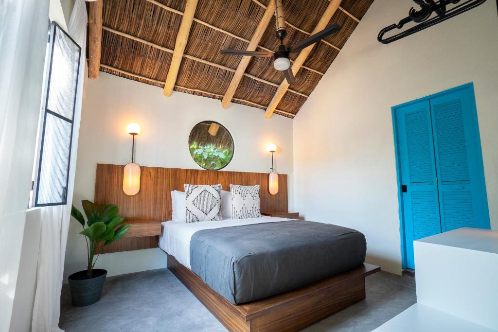 萨尤利塔Casa Pia的一间卧室配有一张床和一个蓝色的门
