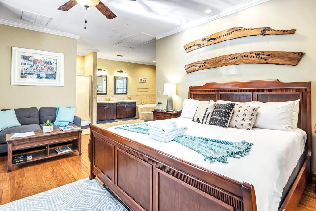 查尔斯顿Island Nest的一间卧室配有一张大床和一张沙发