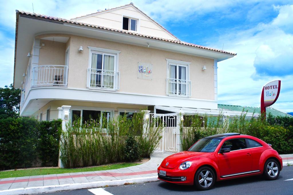 弗洛里亚诺波利斯豪拉酒店的停在房子前面的红色汽车