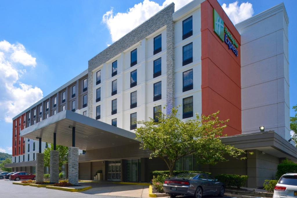 陶森Holiday Inn Express Towson- Baltimore North, an IHG Hotel的酒店前方的 ⁇ 染