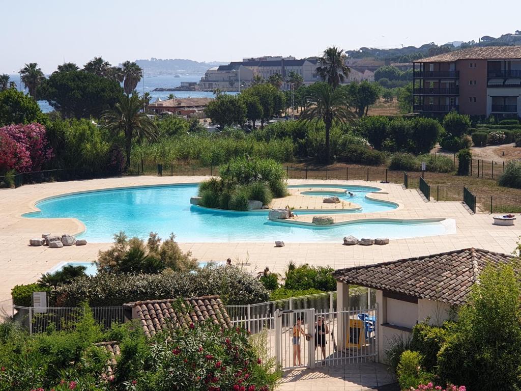加桑Les Marines de Gassin的享有度假村游泳池的顶部景致