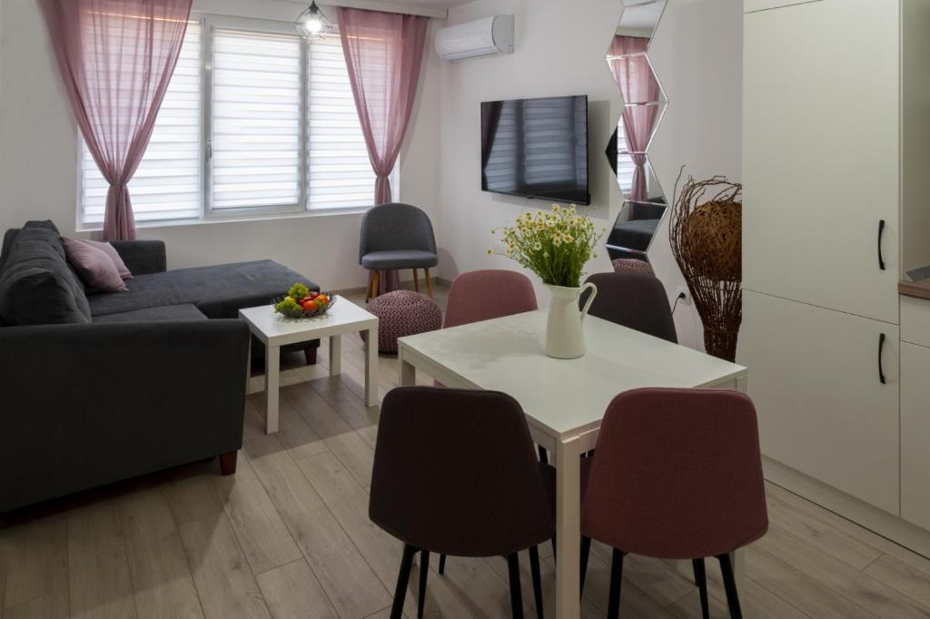 布尔加斯SOS CoMFORT的客厅配有沙发和桌椅