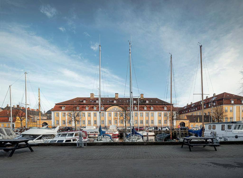哥本哈根Kanalhuset的码头,船停在大楼前