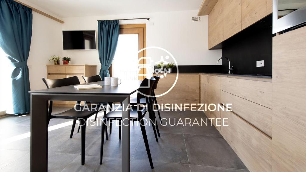 瓦尔迪索托Italianway - San Pietro 8的厨房里配有餐桌和椅子