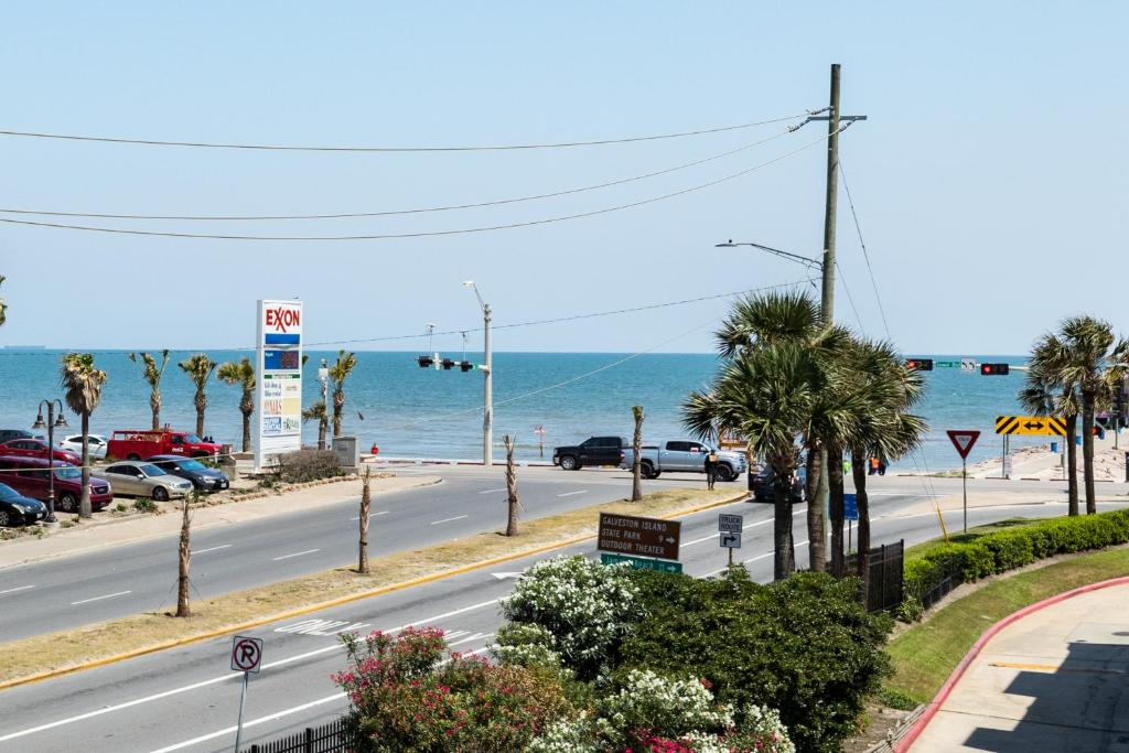 加尔维斯敦Casa Del Mar Beachfront的享有大海背景的道路景色