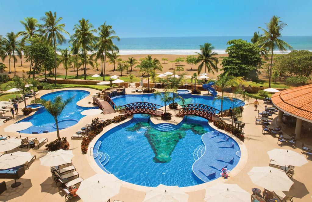 雅科Crocs Resort & Casino的享有海滩度假游泳池的顶部景致