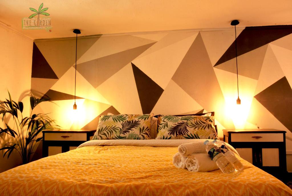 大加那利岛拉斯帕尔马斯Casa The Garden Las Palmas的卧室里设有一张床,上面有一只动物