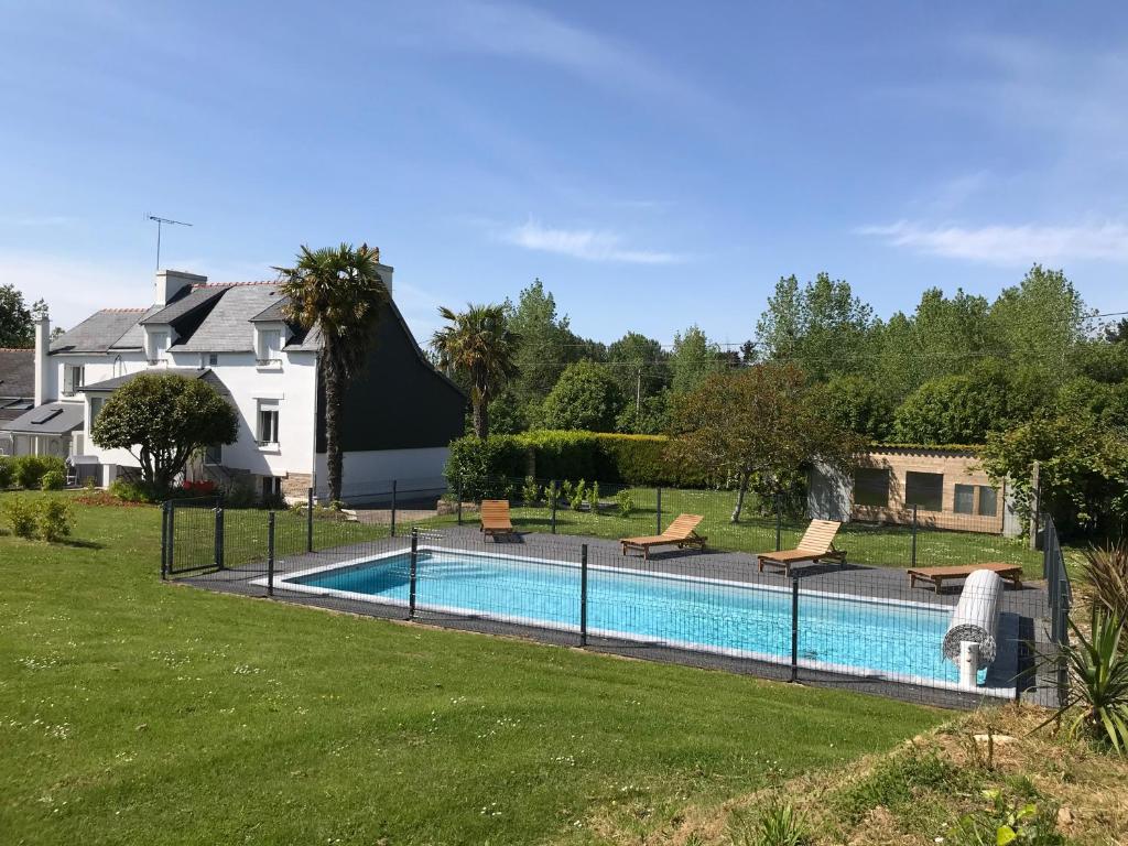 Clohars-FouesnantMaisons Les Gites de l'Odet的一座房子旁的院子内的游泳池