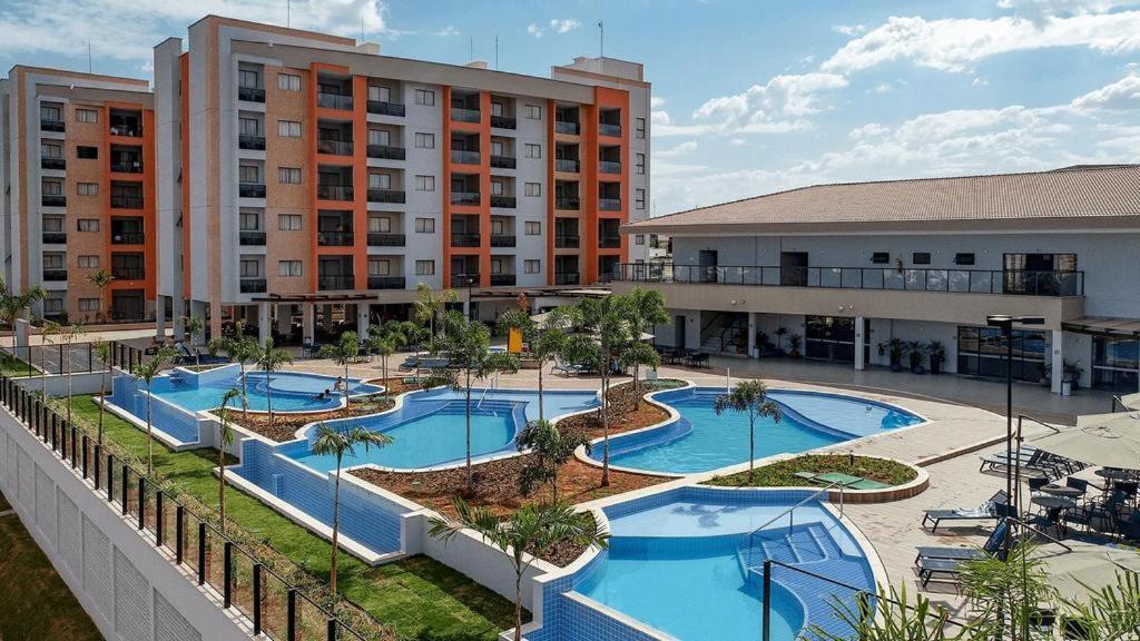 卡达斯诺瓦斯Alta Vista Thermas Resort的享有度假胜地的空中景致,设有2个游泳池