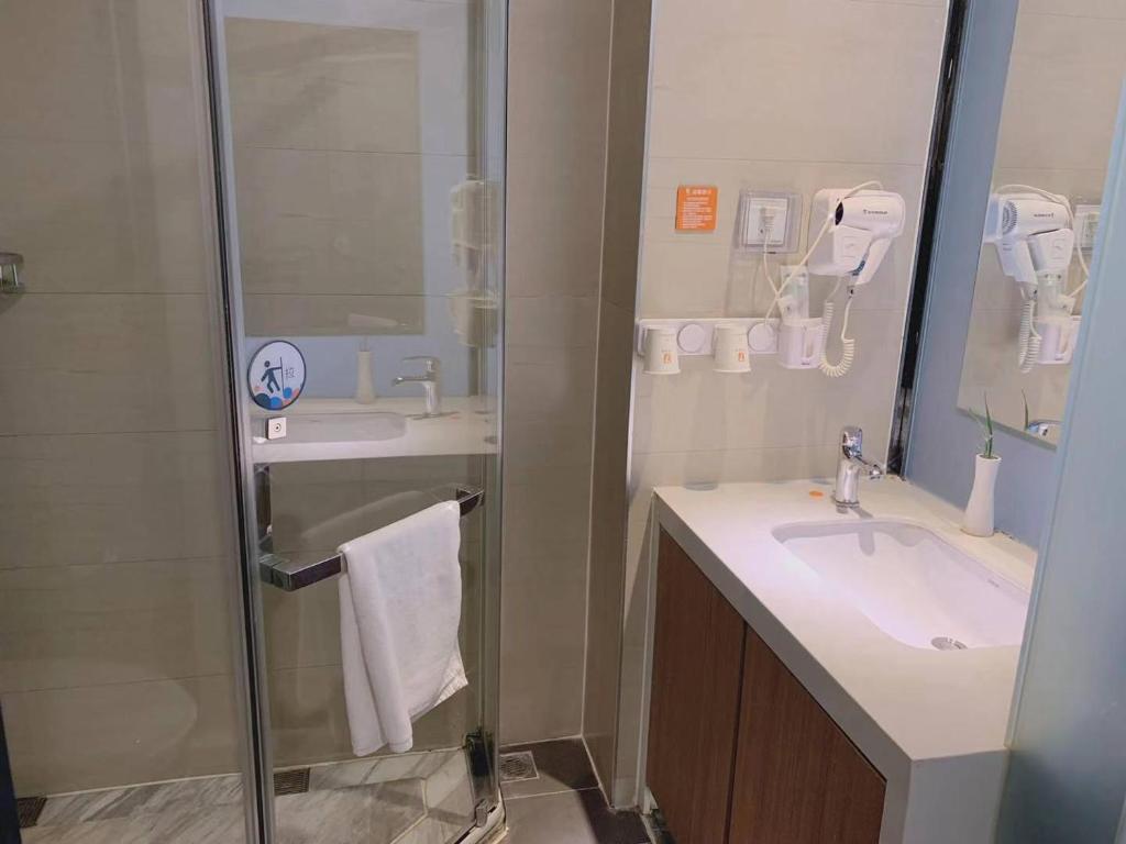 北京7天优品·北京天安门广场店的带淋浴和盥洗盆的浴室