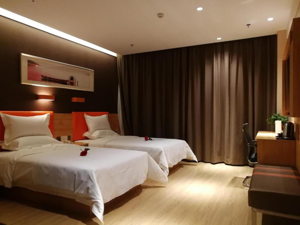 安阳7天优品·安阳汤阴岳飞庙景区店的酒店客房,设有两张红色弓床