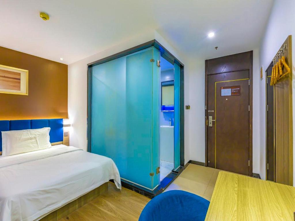 北京7天优品·北京天安门店的一间卧室配有一张床和一个蓝色衣柜