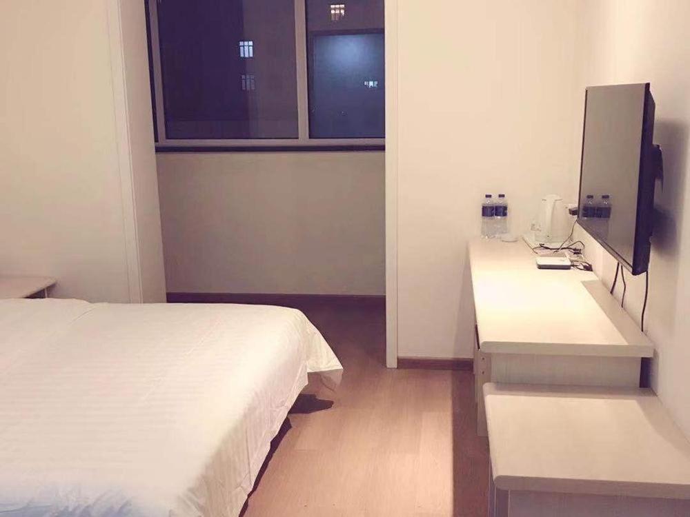 天津7天酒店·天津交通学院曹庄地铁站店的一间酒店客房,配有一张床和一台电视