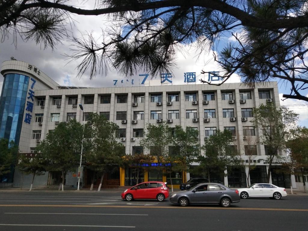 通辽7天酒店·通辽大润发店的前面有汽车停放的建筑