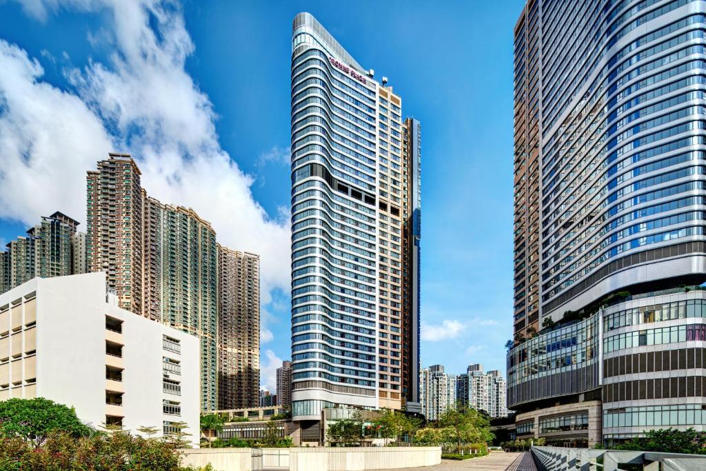 香港香港九龍東皇冠假日酒店的城市中一群高大的建筑
