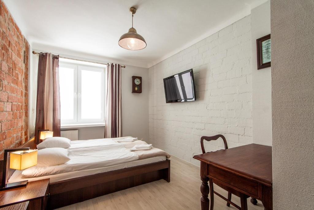 斯维德尼克艾维昂公寓式酒店的一间卧室配有一张床、一张书桌和一个窗户。