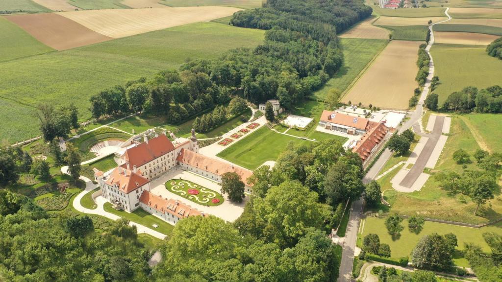 圣珀尔滕Schloss Thalheim的享有花园建筑的空中景致