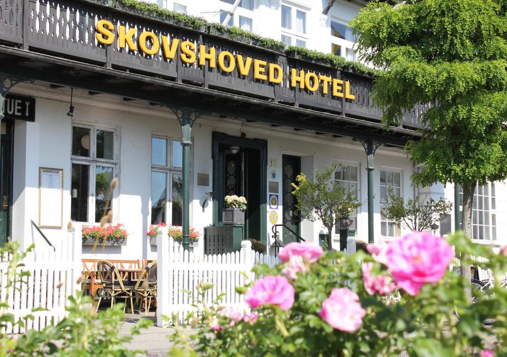 夏洛滕隆斯库舒韦德酒店的前面有鲜花的酒店