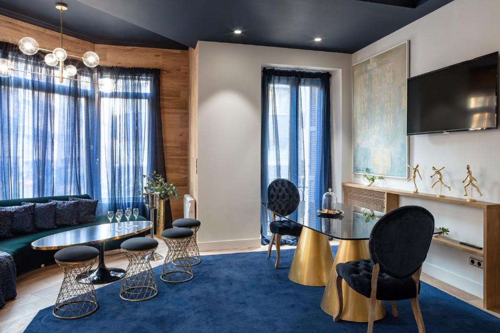 圣塞瓦斯蒂安Luxurious by Sebastiana Group的客厅配有桌椅