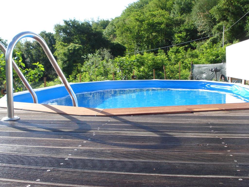 韦扎诺利古雷卡萨瓦坎泽里洛度假屋的蓝色海水游泳池和木甲板