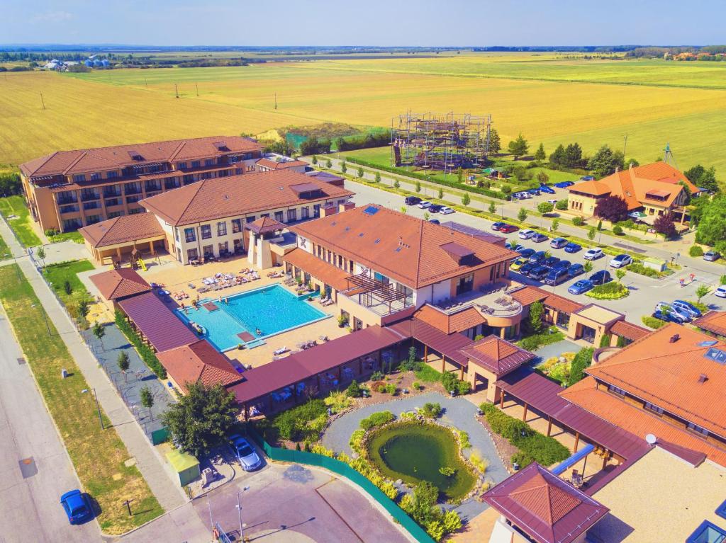 比克卡拉美乐尊贵高级度假酒店的享有带游泳池的度假村的顶部景致