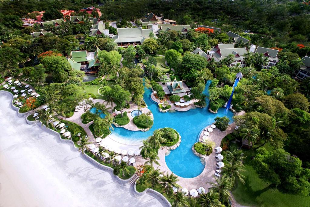 华欣Hyatt Regency Hua Hin的享有带游泳池的度假村的空中景致