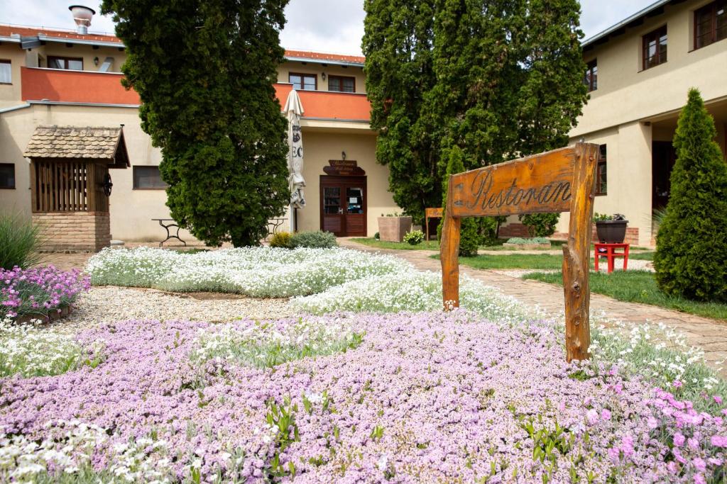 奥西耶克卢格酒店的花色紫色和白色的花园中的标志