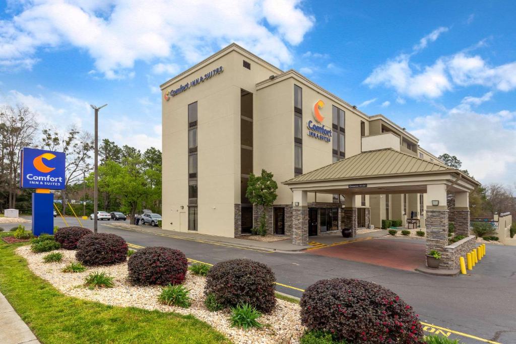 达拉姆Comfort Inn & Suites Durham near Duke University的建筑前有标志的酒店