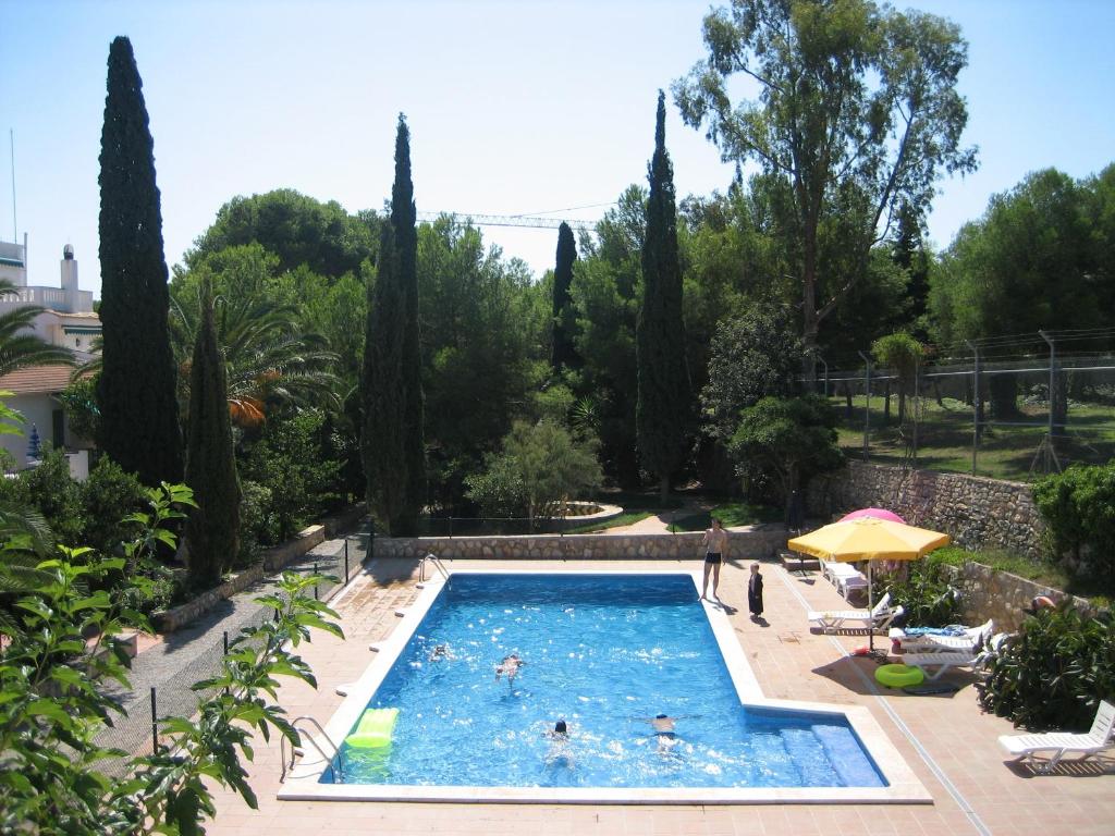 库尼特Can Torrents的花园内的游泳池