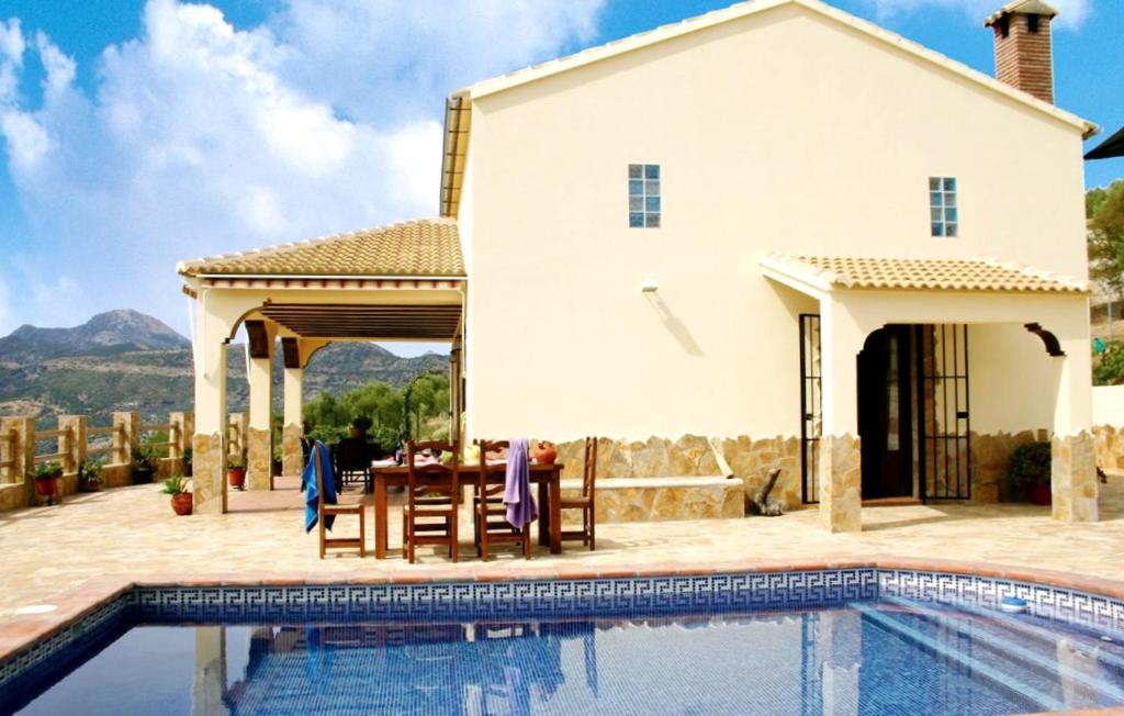 埃尔加斯托尔2 bedrooms chalet with lake view private pool and furnished garden at El Gastor的别墅前设有游泳池
