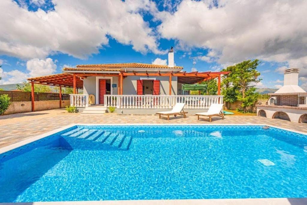 扎金索斯镇Pothos Villas的别墅前设有游泳池