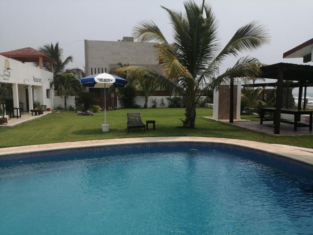 查察拉卡斯Hotel Arrecife Chachalacas的一座房子的院子内的游泳池